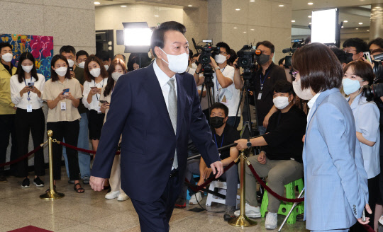 윤석열 대통령이 23일 서울 용산 대통령실 청사에서 출근길 문답을 마친 뒤 이동하고 있다. 연합뉴스